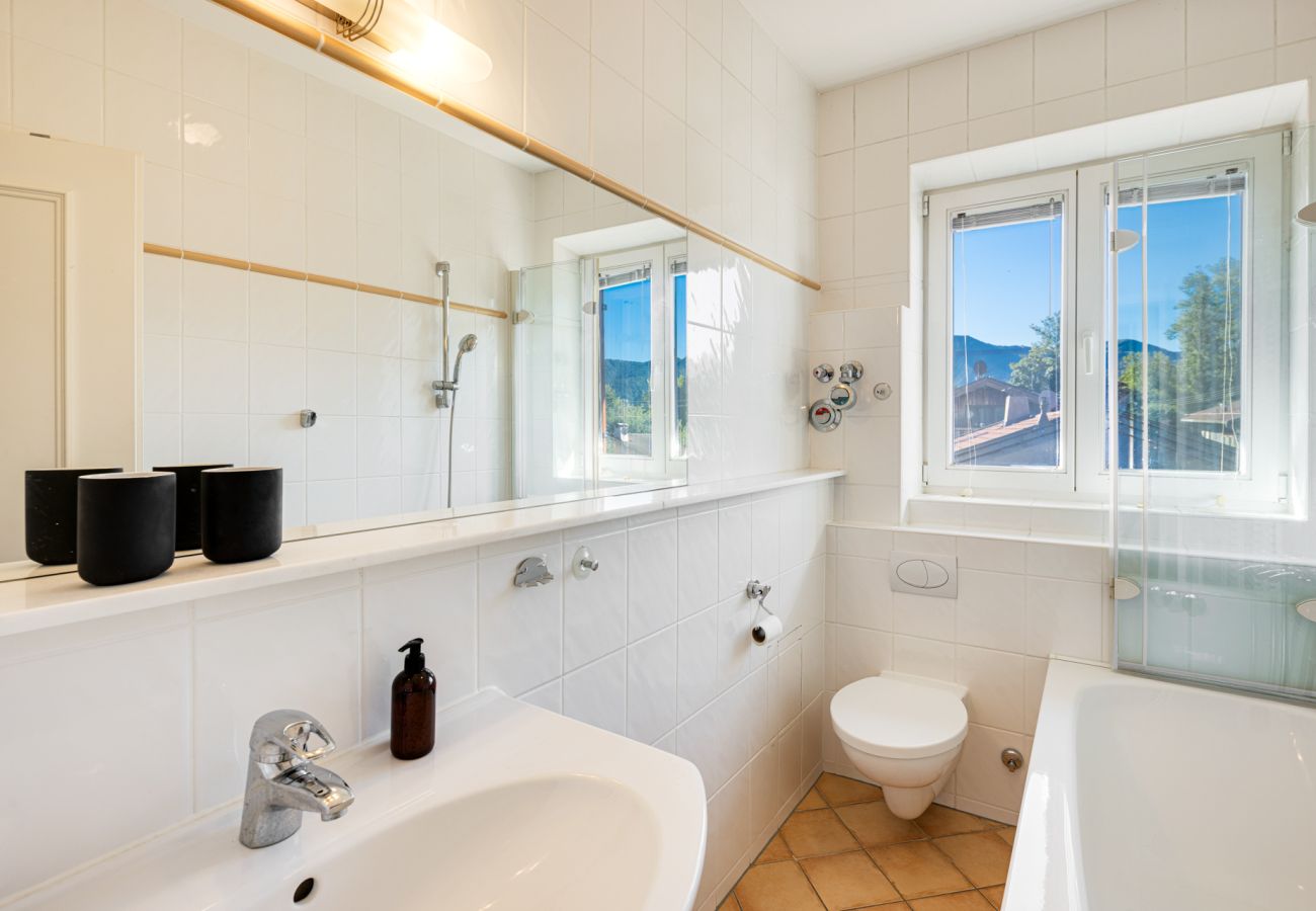 Apartment in Gmund am Tegernsee - Ferienwohnung Tegernsee-Blick mit Bergblick